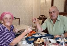 Trideset pet godina me muž prisiljavao da pijem s njim svake večeri. Nakon što je umro, odnijela sam bocu u laboratorij – i čim je liječnik vidio rezultate, odmah je zaključao vrata… Trideset pet godina me muž prisiljavao da pijem s njim svake večeri. Nakon što je umro, odnijela sam bocu u laboratorij – i čim je liječnik vidio rezultate, odmah je zaključao vrata… - featured image