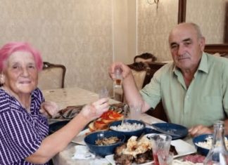 Trideset pet godina me muž prisiljavao da pijem s njim svake večeri. Nakon što je umro, odnijela sam bocu u laboratorij – i čim je liječnik vidio rezultate, odmah je zaključao vrata… Trideset pet godina me muž prisiljavao da pijem s njim svake večeri. Nakon što je umro, odnijela sam bocu u laboratorij – i čim je liječnik vidio rezultate, odmah je zaključao vrata… - featured image