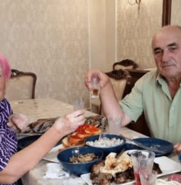 Trideset pet godina me muž prisiljavao da pijem s njim svake večeri. Nakon što je umro, odnijela sam bocu u laboratorij – i čim je liječnik vidio rezultate, odmah je zaključao vrata… Trideset pet godina me muž prisiljavao da pijem s njim svake večeri. Nakon što je umro, odnijela sam bocu u laboratorij – i čim je liječnik vidio rezultate, odmah je zaključao vrata… - featured image