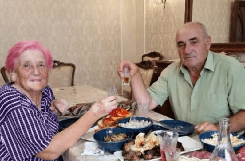 Trideset pet godina me muž prisiljavao da pijem s njim svake večeri. Nakon što je umro, odnijela sam bocu u laboratorij – i čim je liječnik vidio rezultate, odmah je zaključao vrata… - featured image