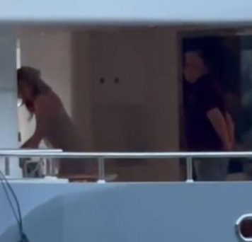 Melinu muž milioner gađao peškirom: Pojavio se šok snimak sa jahte nakon glamuroznog slavlja (Video) Melinu muž milioner gađao peškirom: Pojavio se šok snimak sa jahte nakon glamuroznog slavlja (Video) - featured image
