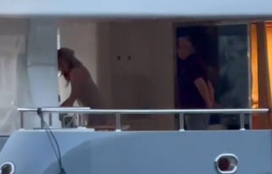 Melinu muž milioner gađao peškirom: Pojavio se šok snimak sa jahte nakon glamuroznog slavlja (Video) Melinu muž milioner gađao peškirom: Pojavio se šok snimak sa jahte nakon glamuroznog slavlja (Video) - featured image