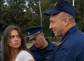 Dva saobraćajna policajca zaustavila su mladu ženu bez razloga, pribili je uz auto i grubo stavili joj lisice. Ali kada joj je jedan od policajaca posegnuo u džep na njen zahtjev, obojica su se smrznuli od šoka kada su vidjeli šta je unutra. 😱 Dva saobraćajna policajca zaustavila su mladu ženu bez razloga, pribili je uz auto i grubo stavili joj lisice. Ali kada joj je jedan od policajaca posegnuo u džep na njen zahtjev, obojica su se smrznuli od šoka kada su vidjeli šta je unutra. 😱 - featured image