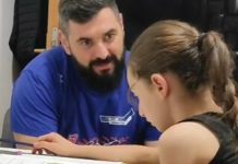 “KAKO, BONA, PUTA TRI?”, BOSANAC UČI KĆERKU MATEMATIKU: Snimak postao hit, traume iz djetinjstva same naviru! “KAKO, BONA, PUTA TRI?”, BOSANAC UČI KĆERKU MATEMATIKU: Snimak postao hit, traume iz djetinjstva same naviru! - featured image