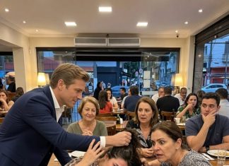 Moj je zet usred prepunog restorana u Bostonu zgrabio moju kćer za kosu i silom joj spustio glavu dok se njegova majka smiješila. „Ponekad je poniženje jedini način na koji muž može nečemu naučiti svoju ženu“, rekla je Rebecca Moj je zet usred prepunog restorana u Bostonu zgrabio moju kćer za kosu i silom joj spustio glavu dok se njegova majka smiješila. „Ponekad je poniženje jedini način na koji muž može nečemu naučiti svoju ženu“, rekla je Rebecca - featured image