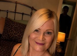 **Poslala sam svom mužu selfie iz naše spavaće sobe dok je bio na poslovnom putu — nekoliko sekundi kasnije nazvao me uspaničeno i upitao: „Tko stoji iza tebe?“ Okrenula sam se… i krv mi se sledila u žilama.** **Poslala sam svom mužu selfie iz naše spavaće sobe dok je bio na poslovnom putu — nekoliko sekundi kasnije nazvao me uspaničeno i upitao: „Tko stoji iza tebe?“ Okrenula sam se… i krv mi se sledila u žilama.** - featured image