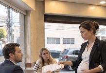 PREDALA SAM MUŽU PAPIRE ZA RAZVOD DOK JE SJEDIO NASUPROT ŽENI KOJU JE IZABRAO UMJESTO MENE. PREDALA SAM MUŽU PAPIRE ZA RAZVOD DOK JE SJEDIO NASUPROT ŽENI KOJU JE IZABRAO UMJESTO MENE. - featured image