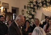 Bogati 71-godišnji muškarac pristao je da se oženi mladom ženom, a da joj nikada nije video lice. Roditelji mlade postavili su samo jedan neobičan uslov: mladoženji će biti dozvoljeno da podigne njen veo tek nakon što venčanje bude završeno. Muškarac je pristao, ali kada je tokom ceremonije konačno sklonio tkaninu sa lica svoje mlade supruge, samo je nekoliko sekundi zurio u nju, a zatim se užasnuto povukao. 😨 Bogati 71-godišnji muškarac pristao je da se oženi mladom ženom, a da joj nikada nije video lice. Roditelji mlade postavili su samo jedan neobičan uslov: mladoženji će biti dozvoljeno da podigne njen veo tek nakon što venčanje bude završeno. Muškarac je pristao, ali kada je tokom ceremonije konačno sklonio tkaninu sa lica svoje mlade supruge, samo je nekoliko sekundi zurio u nju, a zatim se užasnuto povukao. 😨 - featured image