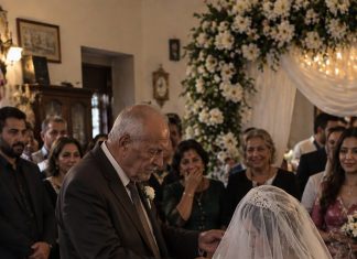 Bogati 71-godišnji muškarac pristao je da se oženi mladom ženom, a da joj nikada nije video lice. Roditelji mlade postavili su samo jedan neobičan uslov: mladoženji će biti dozvoljeno da podigne njen veo tek nakon što venčanje bude završeno. Muškarac je pristao, ali kada je tokom ceremonije konačno sklonio tkaninu sa lica svoje mlade supruge, samo je nekoliko sekundi zurio u nju, a zatim se užasnuto povukao. 😨 Bogati 71-godišnji muškarac pristao je da se oženi mladom ženom, a da joj nikada nije video lice. Roditelji mlade postavili su samo jedan neobičan uslov: mladoženji će biti dozvoljeno da podigne njen veo tek nakon što venčanje bude završeno. Muškarac je pristao, ali kada je tokom ceremonije konačno sklonio tkaninu sa lica svoje mlade supruge, samo je nekoliko sekundi zurio u nju, a zatim se užasnuto povukao. 😨 - featured image
