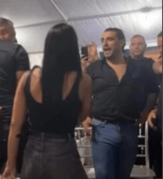 ŽENA DARKA LAZIĆA UŠLA POD ŠATOR PA MU NAPRAVILA HAOS: Ceo ŠABAČKI VAŠAR je gledao U NJU (video) Sramota… - featured image ŽENA DARKA LAZIĆA UŠLA POD ŠATOR PA MU NAPRAVILA HAOS: Ceo ŠABAČKI VAŠAR je gledao U NJU (video) Sramota… - featured image