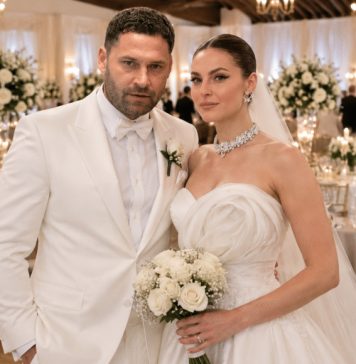 DUŠKO TOŠIĆ OBJAVIO FOTOGRAFIJU SA VENČANJA!! Mlada u prvom planu ne skida osmijeh s lica… Atina i Nika nisu se odvajale od tate, Jelena zavrsila na urgentrn0m!! DUŠKO TOŠIĆ OBJAVIO FOTOGRAFIJU SA VENČANJA!! Mlada u prvom planu ne skida osmijeh s lica… Atina i Nika nisu se odvajale od tate, Jelena zavrsila na urgentrn0m!! - featured image