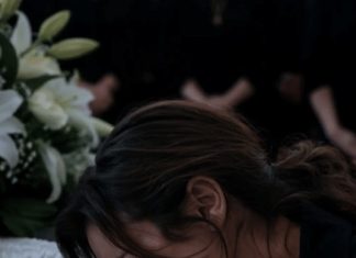 Moja ćerka mi je prošaputala jednu čudnu rečenicu pre nego što ju je bolnica odvela… A na njenoj sahrani sam konačno shvatila šta je mislila 😱💔 Moja ćerka mi je prošaputala jednu čudnu rečenicu pre nego što ju je bolnica odvela… A na njenoj sahrani sam konačno shvatila šta je mislila 😱💔 - featured image