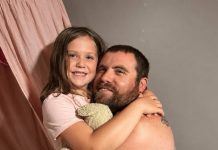 Pre nego što sam isekla rođendansku tortu, otac me je poljubio i šapnuo: „Dođi večeras da spavaš pored mene“… Nešto u njegovom glasu učinilo je da mi nož zadrhti u ruci 😱💔 Pre nego što sam isekla rođendansku tortu, otac me je poljubio i šapnuo: „Dođi večeras da spavaš pored mene“… Nešto u njegovom glasu učinilo je da mi nož zadrhti u ruci 😱💔 - featured image