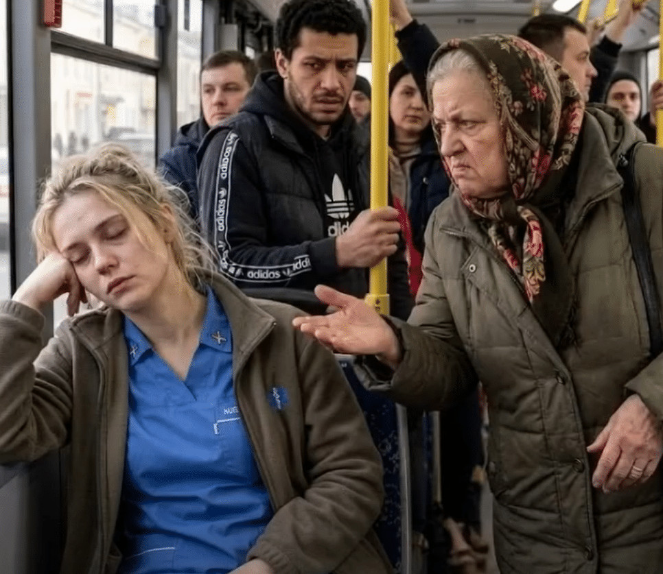 Vozila sam se autobusom nakon 24-satne smene u bolnici i bukvalno sam zaspivala na putu kući, kada je žena koja je stajala pored mene počela da me trese za rame i zahtevala da joj ustupim svoje mesto. Ali ono što se dogodilo nekoliko minuta kasnije učinilo je da ceo autobus zanemi.. [😳] - featured image