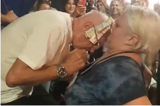 SRBI ZGROŽENI ZBOG SNIMKA SA ŠABAČKOG VAŠARA! Nabijao joj MIKROFON u grudi, a onda ZARIO GLAVU u dubine! - featured image