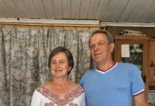 Punih dvadeset godina muž me prisiljavao da šišam kosu nakratko, iako to nisam željela. Mislila sam da je to njegov način da me kontroliše… Sve dok, nakon što je završio u bolnici, naša frizerka nije predala kutiju koju je čuvala dvadeset godina. 😱💔 Punih dvadeset godina muž me prisiljavao da šišam kosu nakratko, iako to nisam željela. Mislila sam da je to njegov način da me kontroliše… Sve dok, nakon što je završio u bolnici, naša frizerka nije predala kutiju koju je čuvala dvadeset godina. 😱💔 - featured image