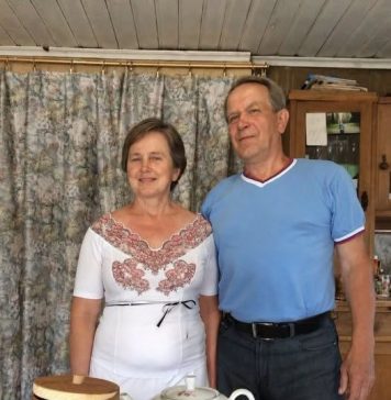 Punih dvadeset godina muž me prisiljavao da šišam kosu nakratko, iako to nisam željela. Mislila sam da je to njegov način da me kontroliše… Sve dok, nakon što je završio u bolnici, naša frizerka nije predala kutiju koju je čuvala dvadeset godina. 😱💔 Punih dvadeset godina muž me prisiljavao da šišam kosu nakratko, iako to nisam željela. Mislila sam da je to njegov način da me kontroliše… Sve dok, nakon što je završio u bolnici, naša frizerka nije predala kutiju koju je čuvala dvadeset godina. 😱💔 - featured image