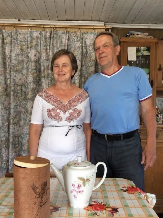 Punih dvadeset godina muž me prisiljavao da šišam kosu nakratko, iako to nisam željela. Mislila sam da je to njegov način da me kontroliše… Sve dok, nakon što je završio u bolnici, naša frizerka nije predala kutiju koju je čuvala dvadeset godina. 😱💔 - featured image Punih dvadeset godina muž me prisiljavao da šišam kosu nakratko, iako to nisam željela. Mislila sam da je to njegov način da me kontroliše… Sve dok, nakon što je završio u bolnici, naša frizerka nije predala kutiju koju je čuvala dvadeset godina. 😱💔 - featured image