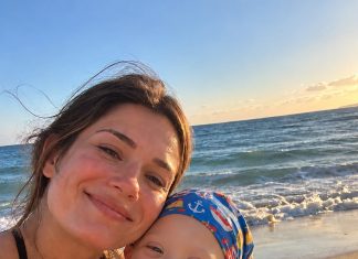Odvela sam svog 7-godišnjeg sina, koji ima Downov sindrom i borio se s leukemijom, da vidi ocean jer je to bila njegova najveća — i možda POSLJEDNJA — želja… Ali te večeri upravitelj hotela pokucao je na naša vrata i rekao: “Postoji nešto…” Odvela sam svog 7-godišnjeg sina, koji ima Downov sindrom i borio se s leukemijom, da vidi ocean jer je to bila njegova najveća — i možda POSLJEDNJA — želja… Ali te večeri upravitelj hotela pokucao je na naša vrata i rekao: “Postoji nešto…” - featured image