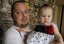 Moj muž je insistirao da svake večeri sam kupa našu malu kćerku. Kada sam ga jedne večeri krišom pratila, noge su mi se odsjekle od straha. 😱💔 Moj muž je insistirao da svake večeri sam kupa našu malu kćerku. Kada sam ga jedne večeri krišom pratila, noge su mi se odsjekle od straha. 😱💔 - featured image