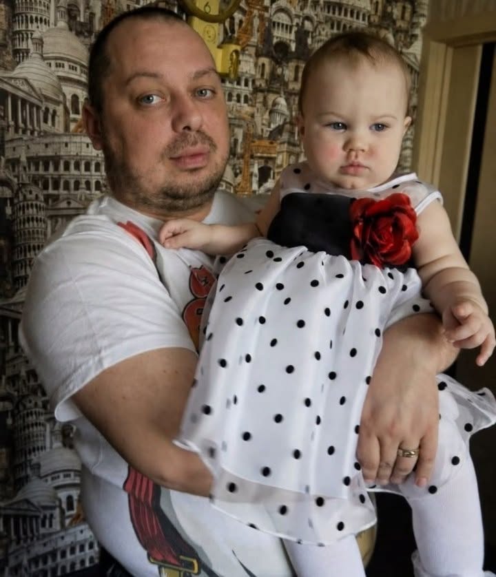 Moj muž je insistirao da svake večeri sam kupa našu malu kćerku. Kada sam ga jedne večeri krišom pratila, noge su mi se odsjekle od straha. 😱💔 - featured image