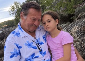 Na ovoj fotografiji smiješila sam se pored svog očuha… Godinama je moja majka vjerovala da me voli kao vlastitu kćer, ali nije imala pojma što se zapravo događalo iza njenih leđa — niti zašto ću tu tajnu nositi sa sobom još mnogo godina Na ovoj fotografiji smiješila sam se pored svog očuha… Godinama je moja majka vjerovala da me voli kao vlastitu kćer, ali nije imala pojma što se zapravo događalo iza njenih leđa — niti zašto ću tu tajnu nositi sa sobom još mnogo godina - featured image