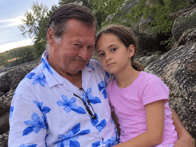 Na ovoj fotografiji smiješila sam se pored svog očuha… Godinama je moja majka vjerovala da me voli kao vlastitu kćer, ali nije imala pojma što se zapravo događalo iza njenih leđa — niti zašto ću tu tajnu nositi sa sobom još mnogo godina - featured image
