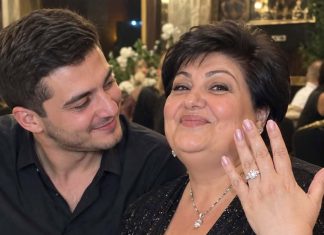 Prije nekoliko mjeseci javio mi se jedan mlađi muškarac preko stranice za upoznavanje. Imam 55 godina i nisam željela vezu s njim. Ali bio je toliko uporan da mi je s vremenom uspio privući pažnju. Na našem drugom susretu poklonio mi je prsten s ogromnim „dijamantom“. Bila sam presretna. Ali jučer sam saznala strašnu istinu o tom prstenu… 😳 Prije nekoliko mjeseci javio mi se jedan mlađi muškarac preko stranice za upoznavanje. Imam 55 godina i nisam željela vezu s njim. Ali bio je toliko uporan da mi je s vremenom uspio privući pažnju. Na našem drugom susretu poklonio mi je prsten s ogromnim „dijamantom“. Bila sam presretna. Ali jučer sam saznala strašnu istinu o tom prstenu… 😳 - featured image