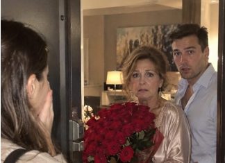 😱💔 Pratila sam svog muža kako bih ga uhvatila s ljubavnicom… Ali kad su se vrata otvorila, ugledala sam vlastitu majku kako drži njegove ruže! 🌹😨 😱💔 Pratila sam svog muža kako bih ga uhvatila s ljubavnicom… Ali kad su se vrata otvorila, ugledala sam vlastitu majku kako drži njegove ruže! 🌹😨 - featured image