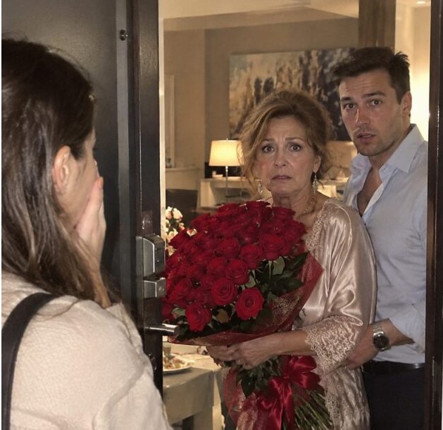 😱💔 Pratila sam svog muža kako bih ga uhvatila s ljubavnicom… Ali kad su se vrata otvorila, ugledala sam vlastitu majku kako drži njegove ruže! 🌹😨 - featured image